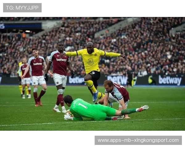 西汉姆依靠左路叠加不断获得机会,展现不容忽视的战术魅力 西汉姆依靠左路叠加不断获得机会,展现不容忽视的战术魅力